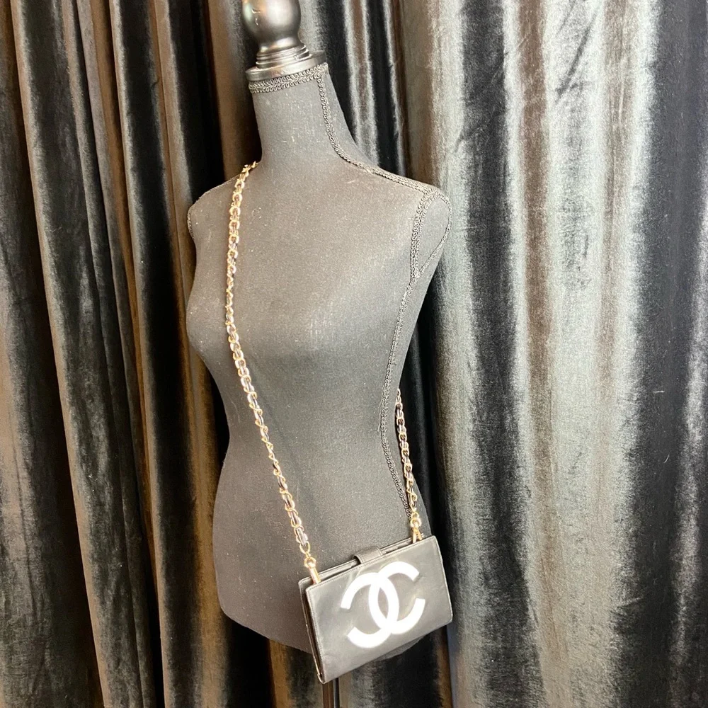 CHANEL leather wallet crossbody on chain - Picture 2 of 16